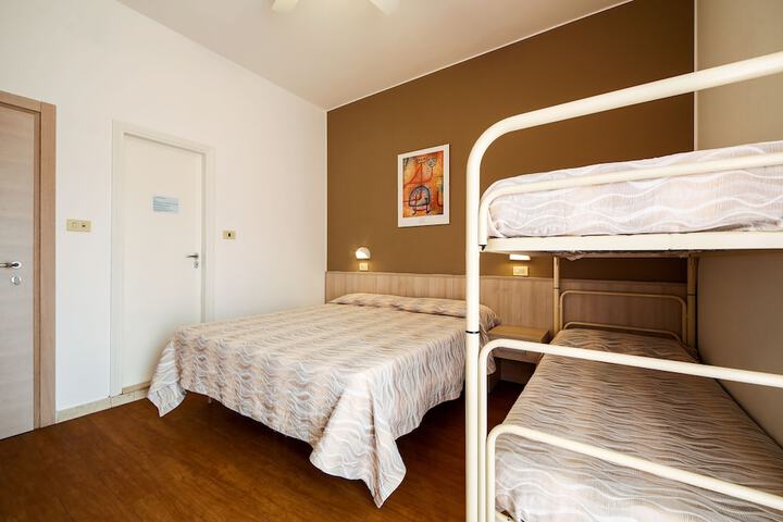 Room 5 of 10
