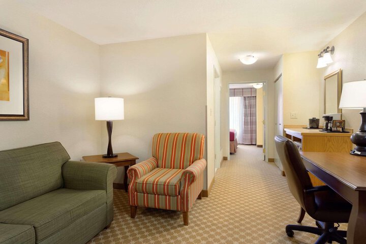 1 King Bed (3 of 9)