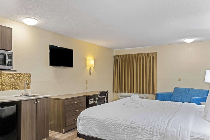 1 King Bed (8 of 17)