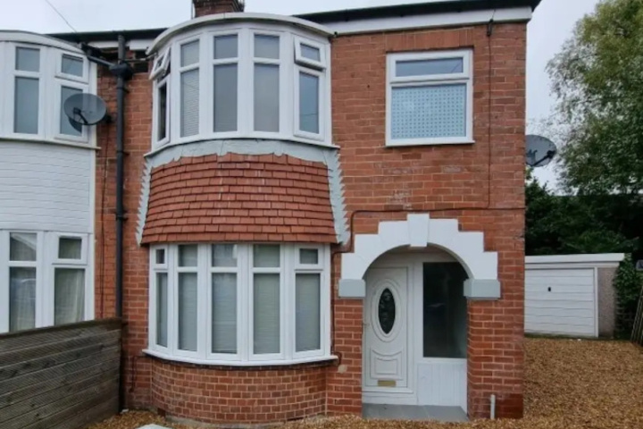 Modern 3 bed House Garden With Parking