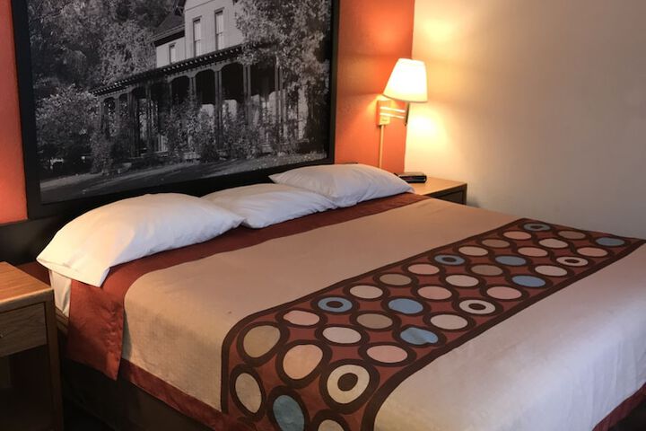 1 Queen Bed (14 of 24)