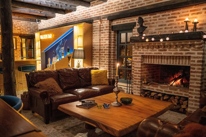 Lounge 78 of 109