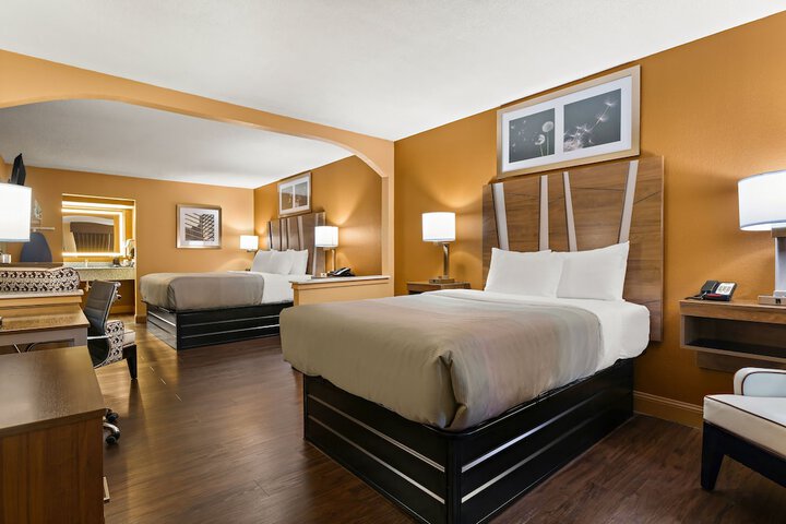 1 King Bed (19 of 30)