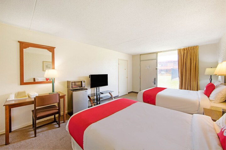 2 Queen Beds (9 of 12)