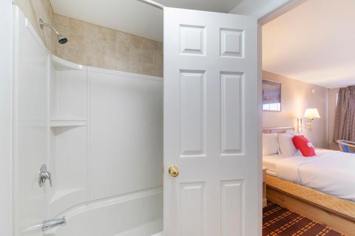 Premium Room 1 King Bed Jetted Tub (14 of 22)