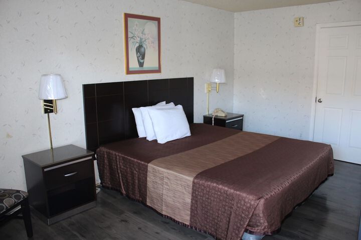 1 Queen Bed (12 of 12)