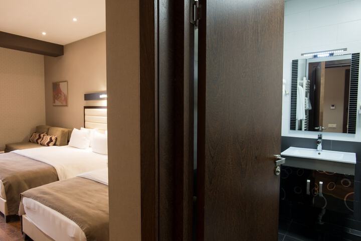 Room 42 of 100