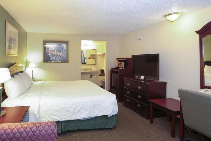1 King Bed (3 of 10)
