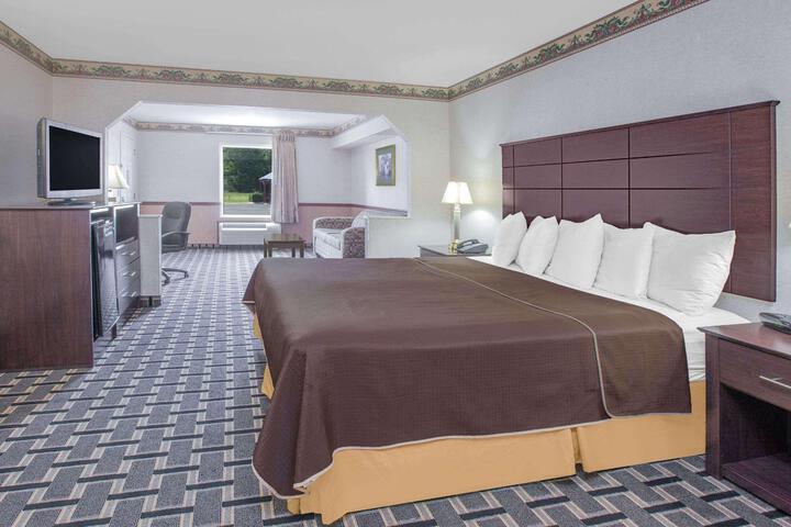 1 King Bed Accessible (23 of 26)