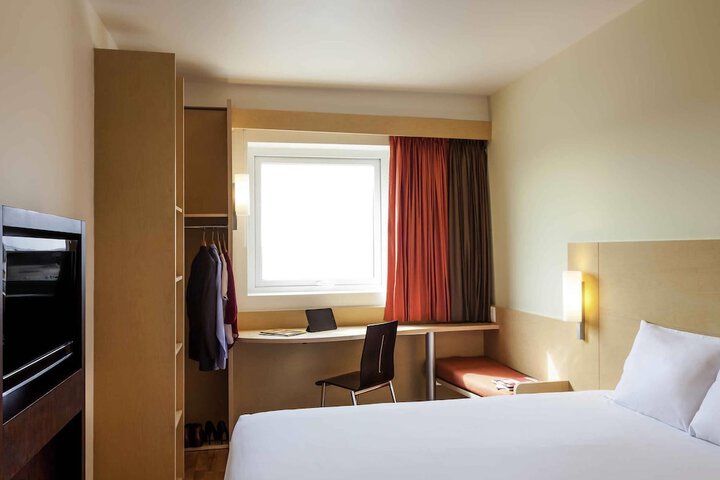 Room 12 of 28
