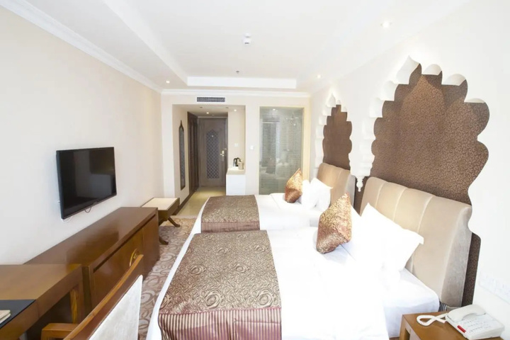 Room 4 of 16