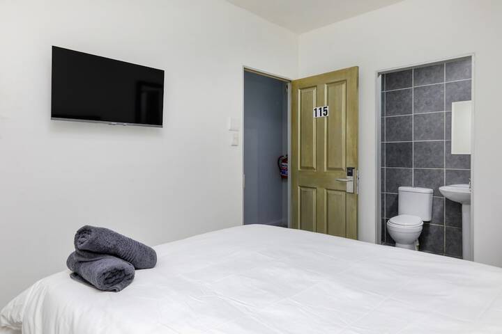 Room 5 of 28