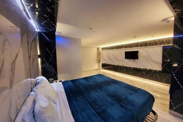 Room 6 of 21
