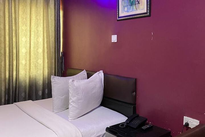 Room 10 of 14