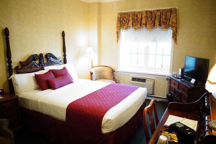 1 Queen Bed (11 of 11)