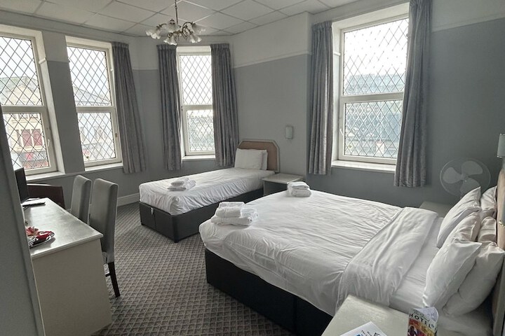 Room 8 of 32