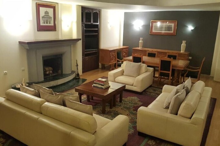 Lounge 34 of 49