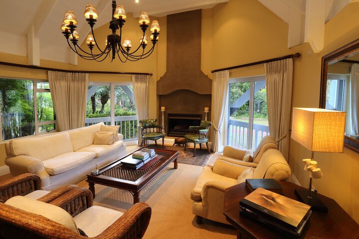 Lounge 23 of 41
