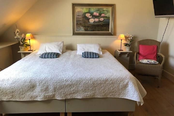 Room 4 of 25