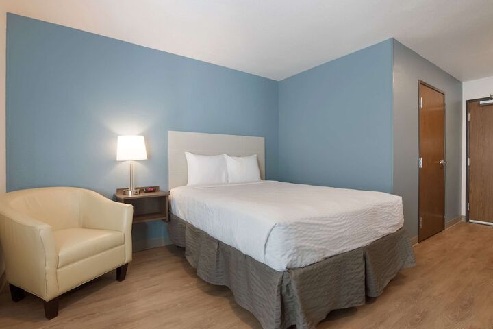 1 Queen Bed (16 of 18)