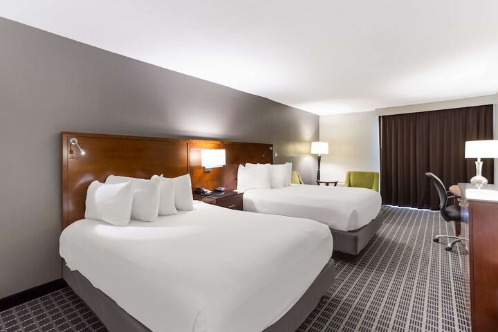 2 Queen Beds (7 of 9)