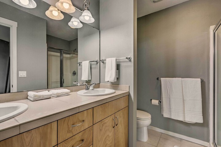Walk to Local Shops & Eats! Quaint Issaquah Home