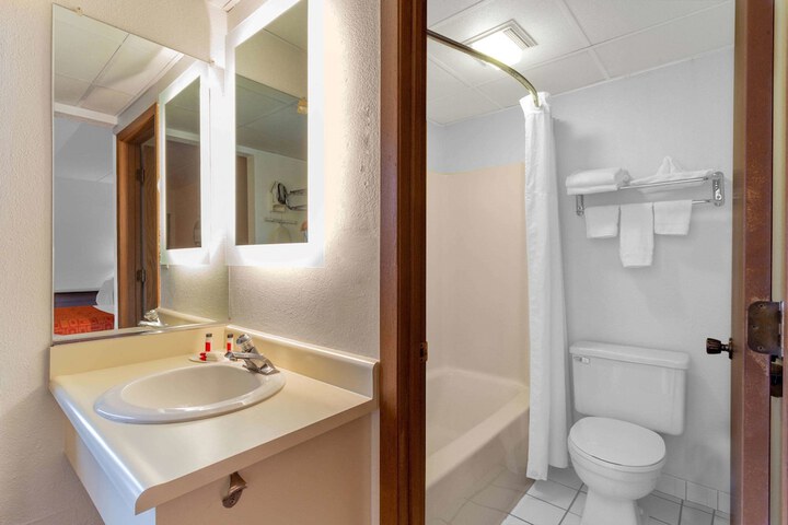 1 Double Bed Accessible Room (1 of 10)
