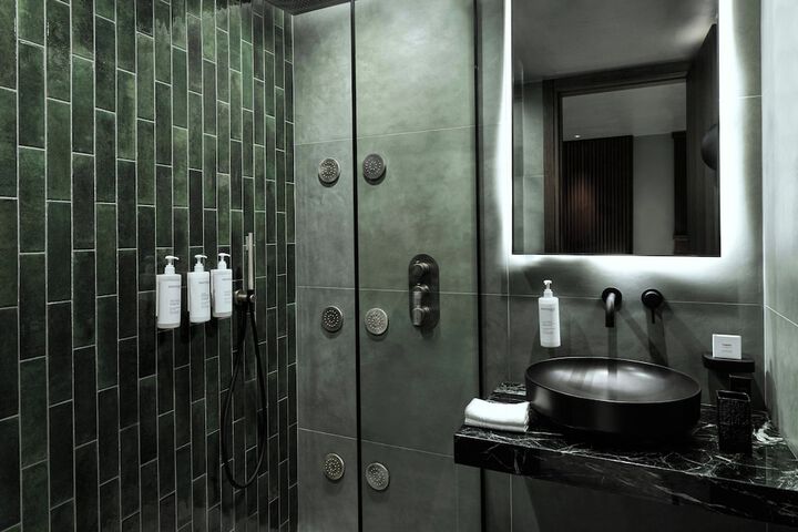 Room 42 of 99