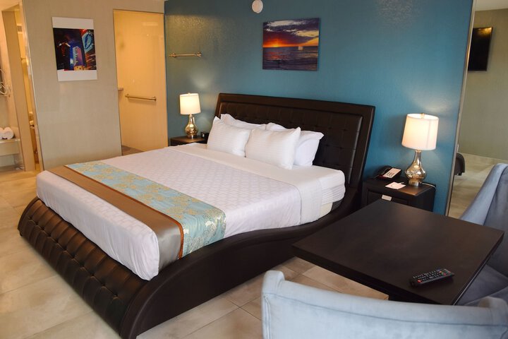 1 King Bed Accessible (21 of 24)