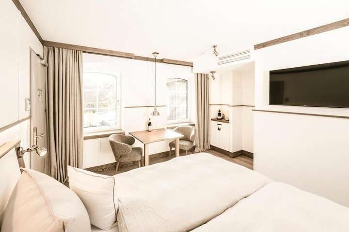 Room 2 of 82