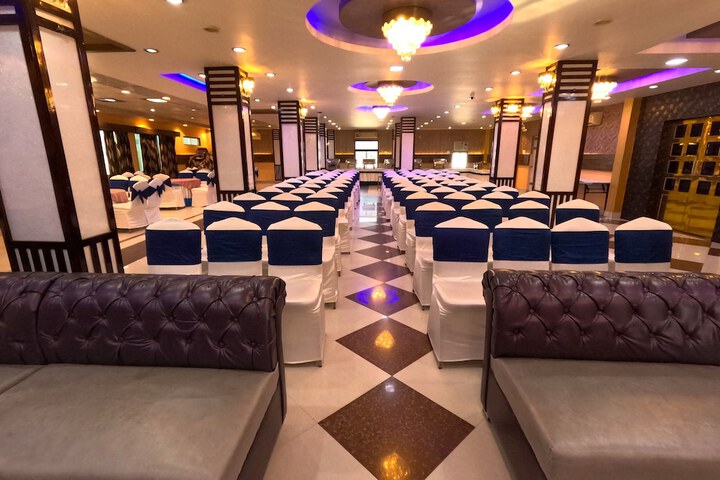 Ballroom/Hall 15 of 17