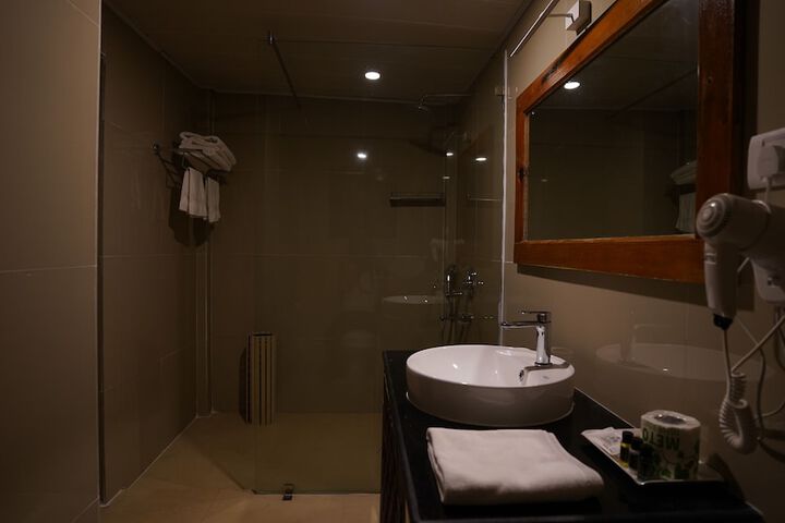 Room 8 of 10