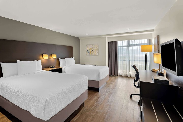 2 Double Beds Pillowtop Mattress Refrigerator, Coffee Maker High Speed Internet Accessible Desk Full Breakfast (12 of 14)