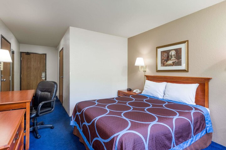 1 King Bed (6 of 10)