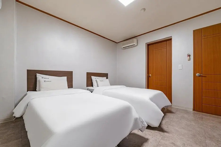 Room 5 of 14