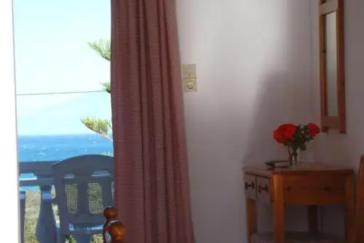 Room 4 of 9
