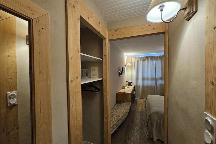 Room 12 of 38