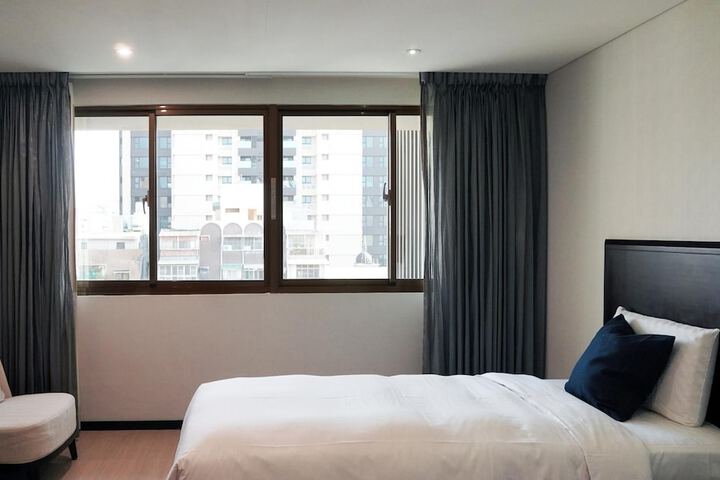 Room 27 of 49