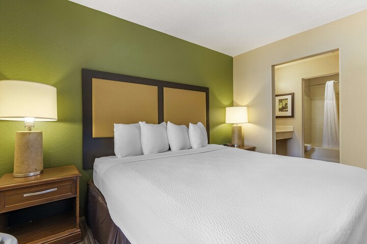 Deluxe King Bed (5 of 6)