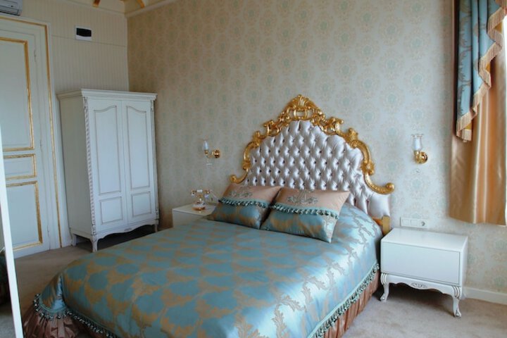 Room 4 of 89