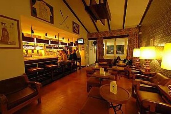 Lounge 44 of 75