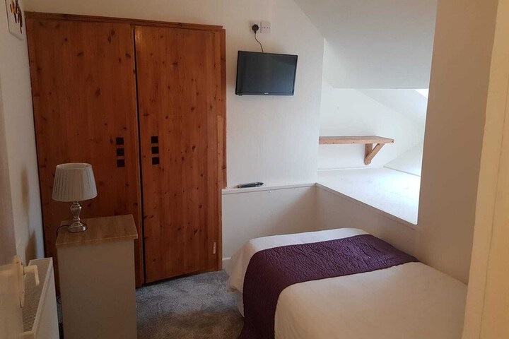 Room 2 of 25