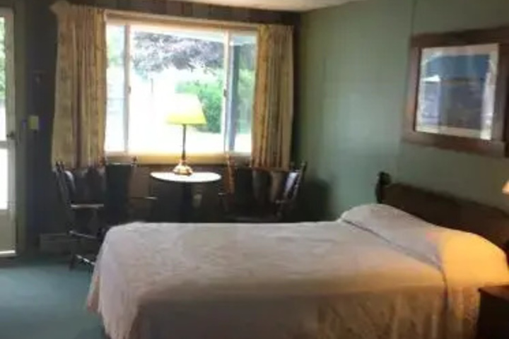 Room 2 of 10
