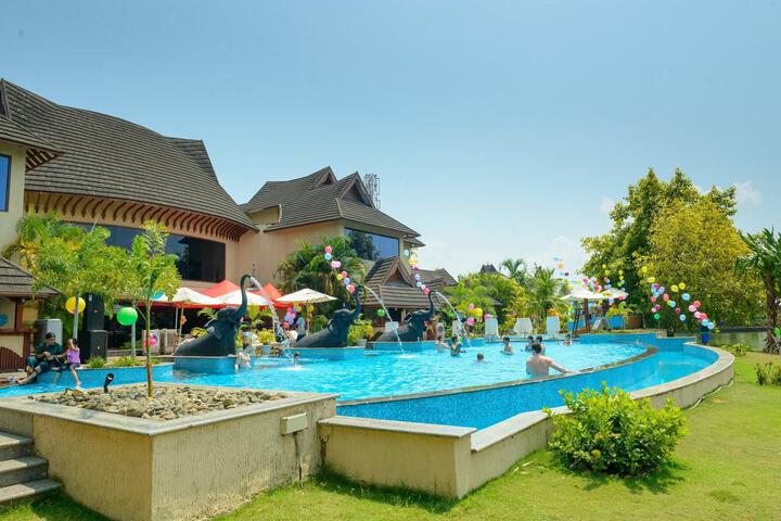 Pools & Facilities