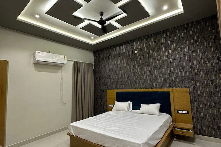 Room 6 of 10