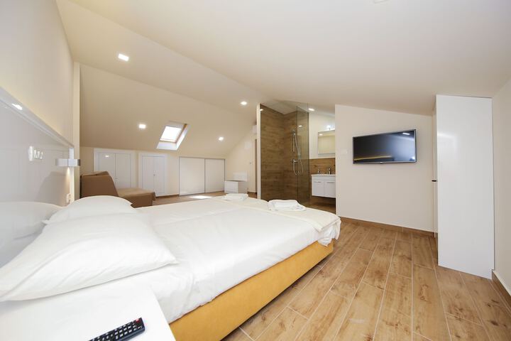 Room 15 of 39