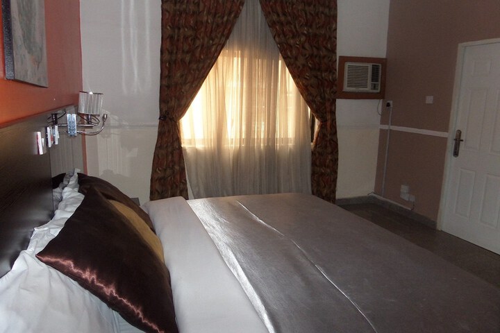 Room 11 of 28