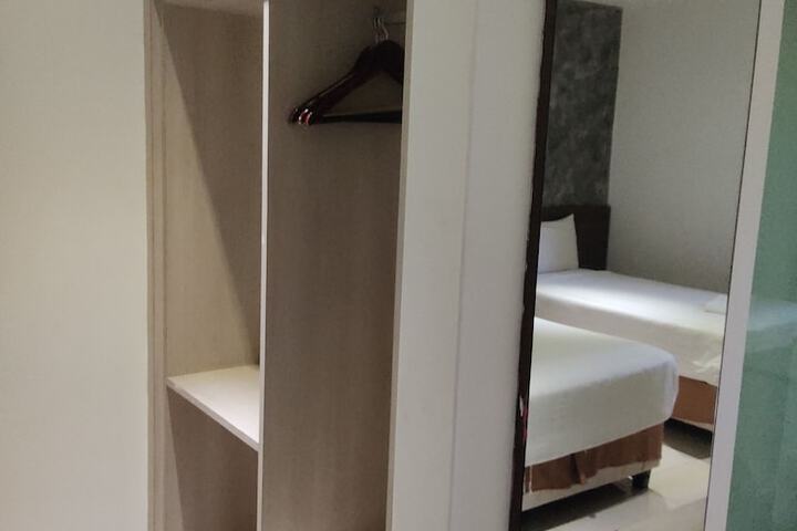 Room 10 of 32