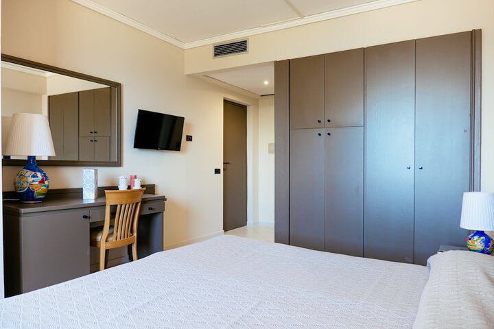 Room 3 of 38
