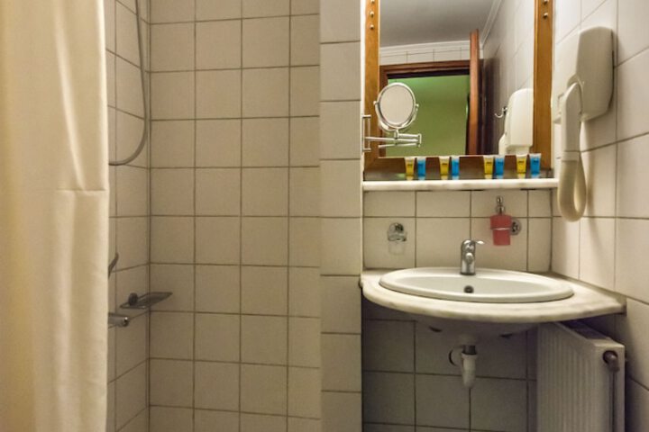 Room 102 of 105